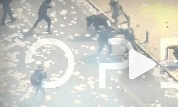 Επεισόδια στη συγκέντρωση για τα Τέμπη: Κουκουλοφόροι ξυλοκοπούν αστυνομικό - Βίντεο