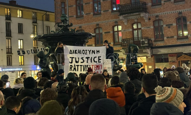 Tέμπη - Συγκέντρωση και στην Σουηδία: «Μας αφορά όπου κι αν βρισκόμαστε», λέει Ελληνίδα κάτοικος