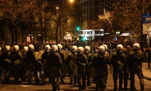 Δεν έχει τέλος η ένταση στο Σύνταγμα - Νέος κύκλος επεισοδίων