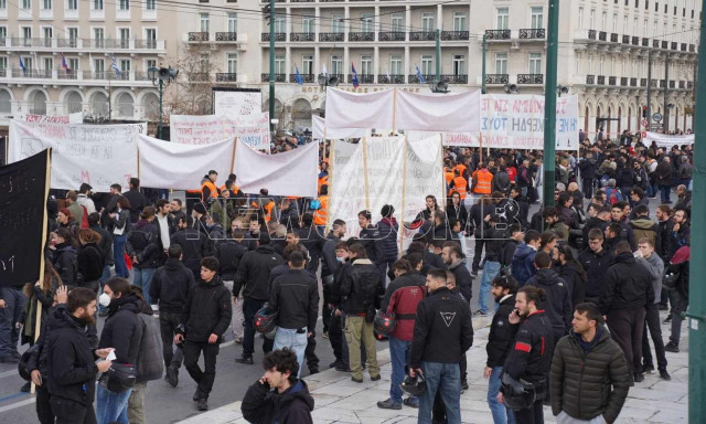 LIVE εικόνα από το Σύνταγμα - Δείτε την μεγάλη συγκέντρωση