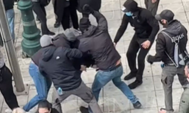 Συγκέντρωση Τέμπη: Κουκουλοφόροι ξυλοκόπησαν διαδηλωτή - Σοκαριστικό βίντεο