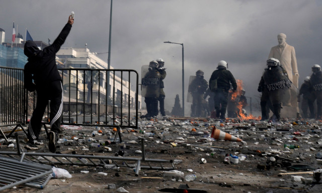 Επεισόδια στο κέντρο της Αθήνας: Μολότοφ στη Βουλή, συνεχίζονται οι οδομαχίες στους γύρω δρόμους