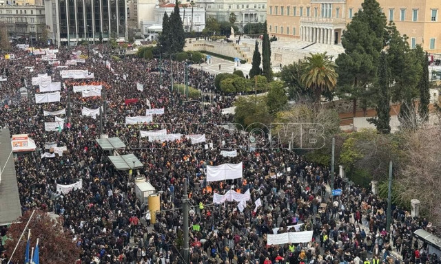 Τέμπη: «Βούλιαξε» το Σύνταγμα για τα 57 θύματα (Εικόνες)