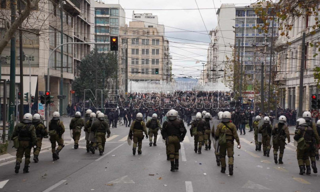 Επεισόδια στο κέντρο της Αθήνας: Η ένταση μεταφέρεται στην Ομόνοια
