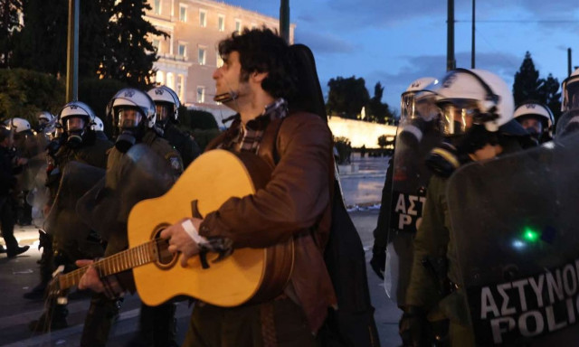 Συγκέντρωση για τα Τέμπη: Διαδηλωτής που έπαιζε κιθάρα απομακρύνθηκε από τα ΜΑΤ στο Σύνταγμα- Βίντεο