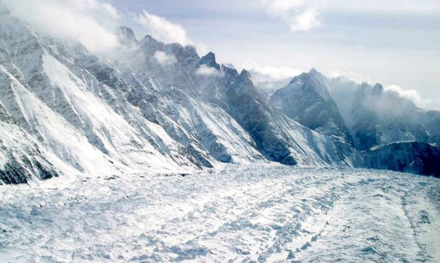 Τρόμος στα Ιμαλάια: Τουλάχιστον 47 εγκλωβισμένοι μετά την κατάρρευση παγετώνα