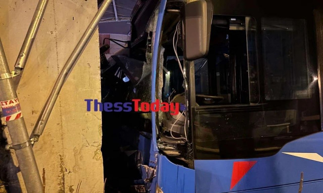 Θεσσαλονίκη: Τροχαίο με λεωφορείο του ΟΑΣΘ - Προσέκρουσε σε τοίχο και σε σταθμευμένο ΙΧ