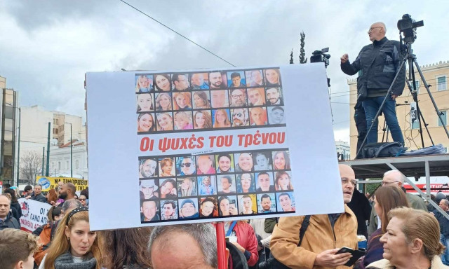 Τέμπη: «Οι ψυχές του τρένου» σε μια φωτογραφία στο Σύνταγμα - Είναι και οι 57 εκεί