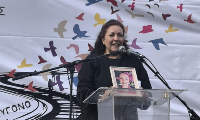 Σπάραξε η μητέρα της Κυριακής Γρίβα- Βίντεο από τη συγκλονιστική ομιλία στη συγκέντρωση για τα Τέμπη