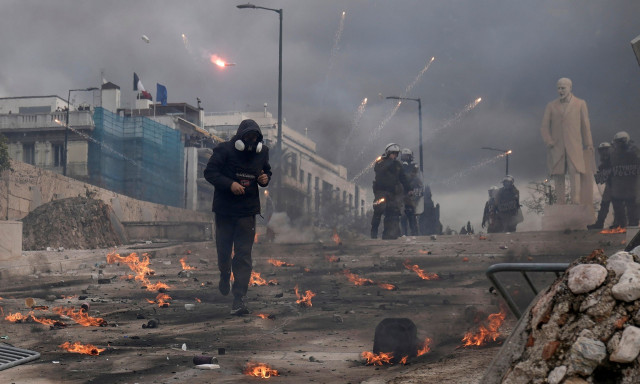 Συγκέντρωση Τέμπη – Δημογλίδου: Έτσι έδρασαν οι κουκουλοφόροι – Τι είπε η εκπρόσωπος της ΕΛΑΣ