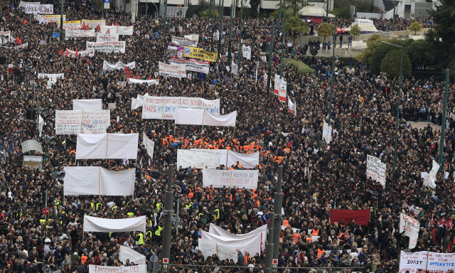 Συγκέντρωση στο Σύνταγμα: Μικρή ένταση - Διαδηλωτές απομάκρυναν κουκουλοφόρους