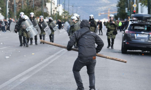 Τέμπη: Πώς οι κουκουλοφόροι αμαύρωσαν την μεγαλειώδη συγκέντρωση στο Σύνταγμα