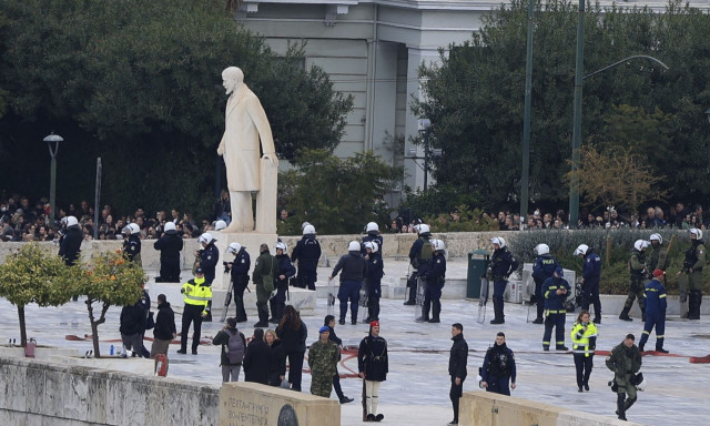 Τέμπη: 27 προσαγωγές και 4 συλλήψεις - Βρήκαν σακίδια φορτωμένα γκαζάκι και μολότοφ