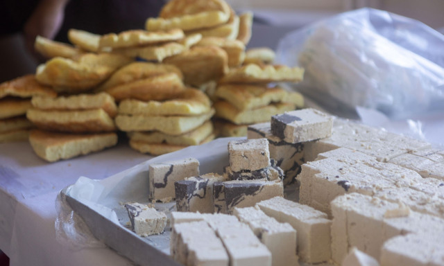 Καθαρά Δευτέρα: «Φωτιά» οι τιμές για το σαρακοστιανό τραπέζι - Πόσο θα κοστίσουν χαλβάς και λαγάνα