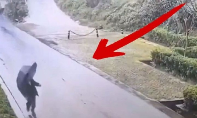 Κίνα: Τρόμος σε πάρκο - Βίντεο από κατολίσθηση που απειλεί επισκέπτες