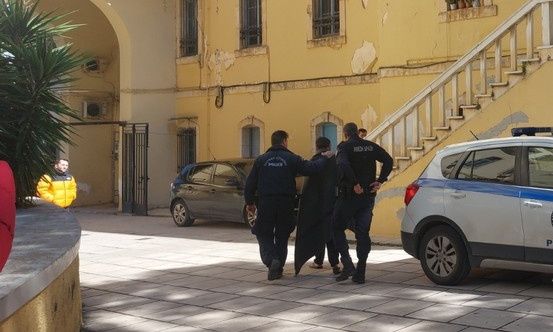 Χανιά: 46χρονος εισέβαλε με ψαροντούφεκο στο αστυνομικό μέγαρο