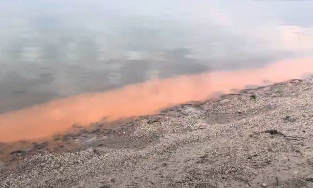 Θεσσαλονίκη: Έγιναν πορτοκαλί τα νερά του Θερμαϊκού – Η εξήγηση που δίνουν οι επιστήμονες