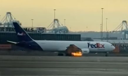 ΗΠΑ: Aναγκαστική προσγείωση εμπορικού αεροσκάφους – Ο δεξιός κινητήρας «τυλίχθηκε» στις φλόγες
