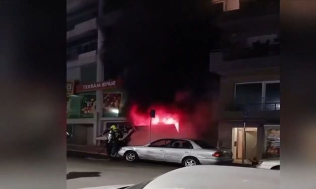Φωτιά σε γκαράζ στον Βύρωνα - Κάηκε αυτοκίνητο σχεδόν 300.000 ευρώ