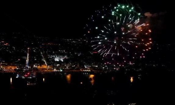 Πατρινό Καρναβάλι: Πολύχρωμος ο ουρανός της Πάτρας - Εντυπωσιακά πλάνα μετά την καύση του καρνάβαλου