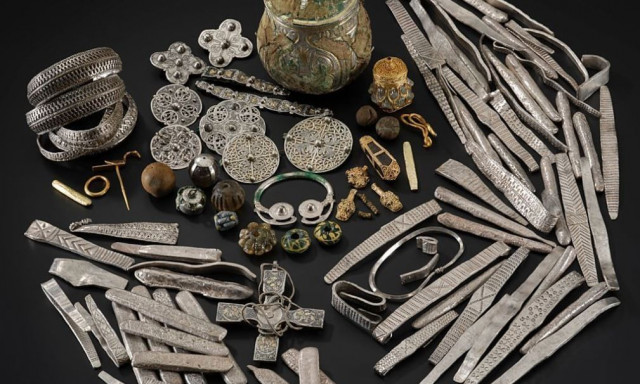 Σπουδαία ανακάλυψη: Επιγραφή σε βραχιόλι υποδεικνύει τον ιδιοκτήτη ενός τεράστιου θησαυρού 1100 ετών