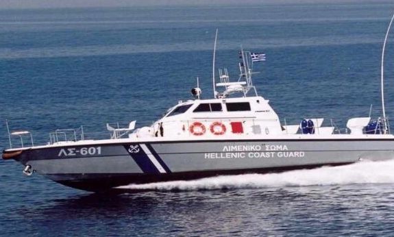 Κινηματογραφική καταδίωξη στο Φαρμακονήσι: Διακινητές αποβίβασαν 22 μετανάστες – Δύο συλλήψεις