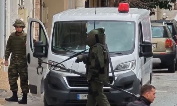 Χειροβομβίδα στα Καμίνια: Η επιχείρηση του Στρατού για την απομάκρυνσή της (βίντεο)