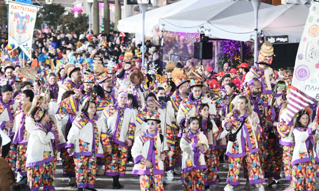 «Βούλιαξε» η Πάτρα: Τι ώρα ξεκινάει η μεγάλη παρέλαση του καρναβαλιού