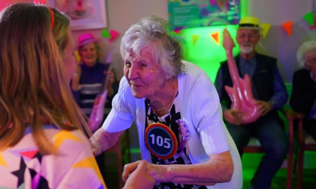 Χόρεψε, ήπιε και γλέντησε τα... 105α γενέθλιά της - «Συνεχίζω να ζω την κάθε μέρα που έρχεται»