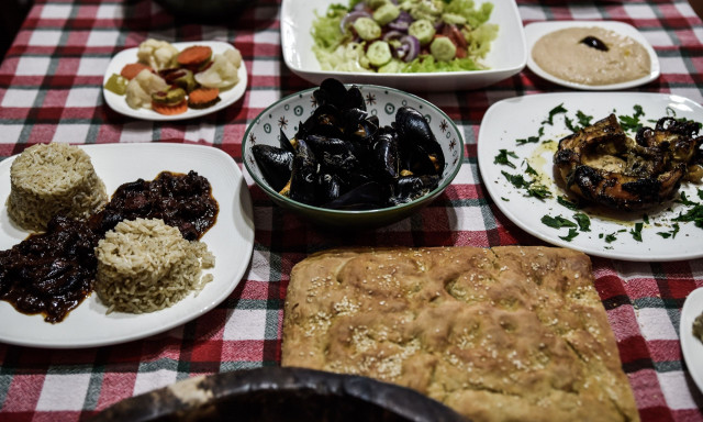 Καθαρά Δευτέρα: Γιατί τρώμε λαγάνα και χαλβά αύριο