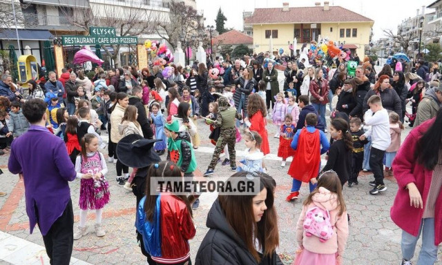 Μετέωρα: Ξεφάντωμα στο καρναβάλι στο κέντρο της Καλαμπάκας με ανιματέρ και ξυλοπόδαρους