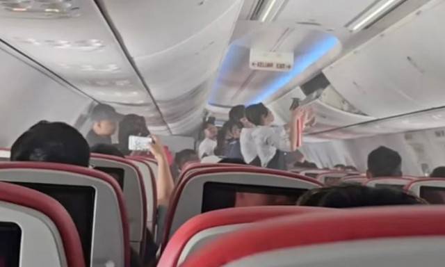 Απίστευτες στιγμές για επιβάτες πτήσης - Η καμπίνα γέμισε καπνούς από φλεγόμενο... power bank