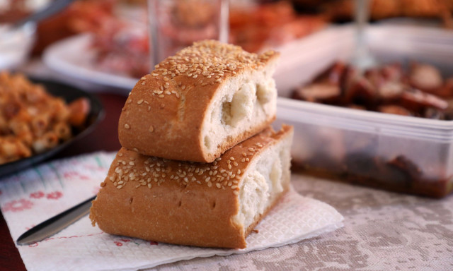 Καθαρά Δευτέρα: «Καυτό» το σαρακοστιανό τραπέζι - Πού κυμαίνονται οι τιμές για χαλβά και λαγάνα