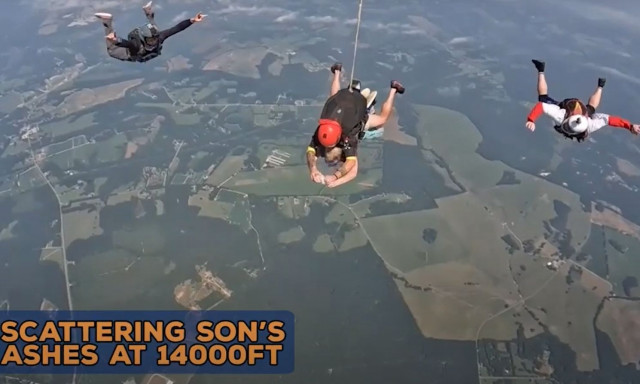 Μητέρα κάνει ελεύθερη πτώση για να σκορπίσει τις στάχτες του γιου της από τα 14.000 πόδια