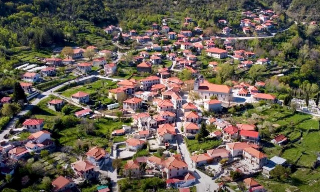 Πλάτανος: Το χωριό της ορεινής Ναυπακτίας με τα γραφικά σπίτια και έναν πλούσιο πράσινο «παράδεισο»