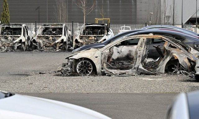 Γαλλία: Αναρχικοί πυρπόλησαν αντιπροσωπεία της Tesla