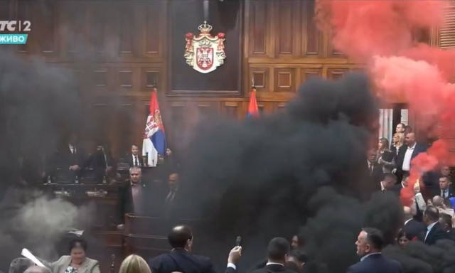 Σερβία: Βουλευτές της αντιπολίτευσης πέταξαν καπνογόνα μέσα στο κοινοβούλιο