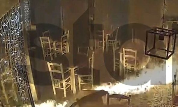 Άνω Λιόσια: Η στιγμή που άγνωστος βάζει φωτιά σε μεζεδοπωλείο προκαλώντας σοβαρές υλικές ζημιές