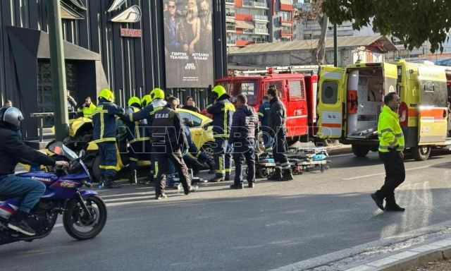 Πειραιώς: Πέθανε η 61χρονη επιβάτιδα του ταξί που καρφώθηκε σε κολόνα