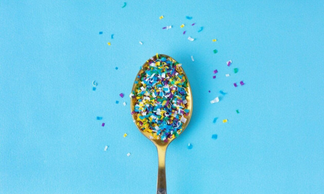 Πώς να τρώτε και να πίνετε λιγότερα μικροπλαστικά - Ειδικοί απαντούν