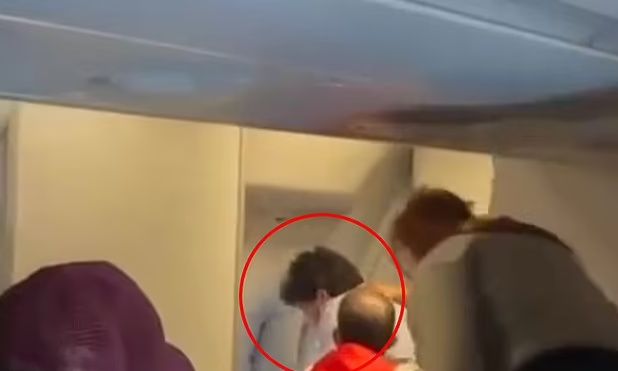 Επιβάτης προσπάθησε να ανοίξει την έξοδο κινδύνου εν πτήσει - Δείτε βίντεο