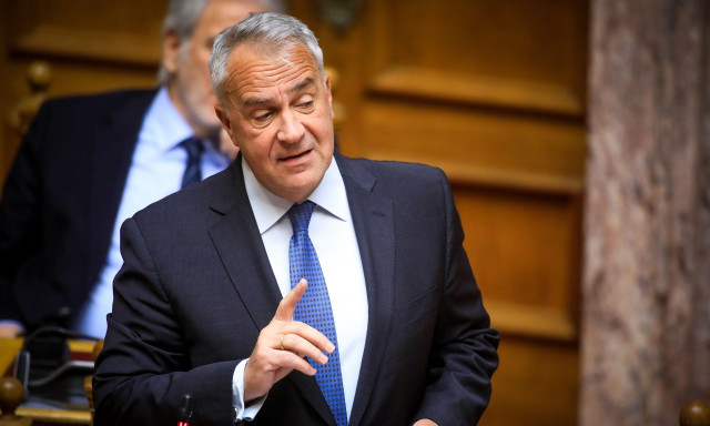 Ο Βορίδης σκληραίνει την πολιτική για τις άδειες διαμονής σε μετανάστες