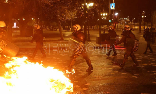Συγκέντρωση για Τέμπη - Σύνταγμα: Ένταση με ρίψη κροτίδων - Απάντησαν με χημικά τα ΜΑΤ