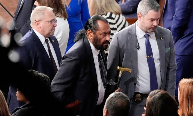 Πέταξαν έξω από το Κογκρέσο Δημοκρατικό βουλευτή που αποδοκίμαζε τον Τραμπ - Το viral βίντεο