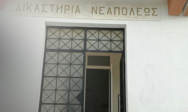 Λασίθι: Στα δικαστήρια ο 26χρονος που χτυπούσε με πέτρα τον παππού του - Συνελήφθη και ο πατέρας του