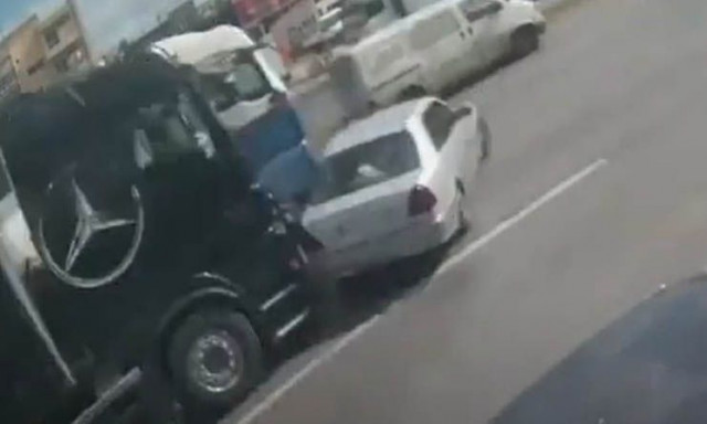 Όχημα συγκρούστηκε με δύο νταλίκες στη λεωφόρο Καβάλας – Βίντεο ντοκουμέντο