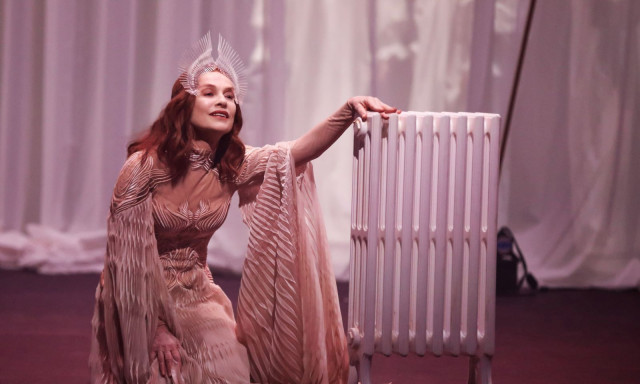 Στέγη Ιδρύματος Ωνάση: Η Ιζαμπέλ Ιπέρ στη «Βερενίκη» του Ρακίνα όπως δεν την έχουμε ξαναδεί