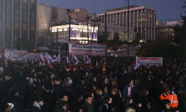 Τέμπη: Πλήθος κόσμου στο Σύνταγμα για το νέο συλλαλητήριο - Βίντεο και φωτογραφίες
