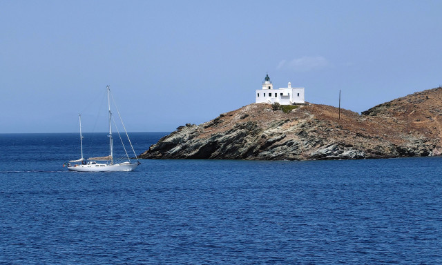 Τζια: Βάζουν κεραίες κινητής τηλεφωνίας ύψους 32 μέτρων στο πιο όμορφο σημείο του νησιού