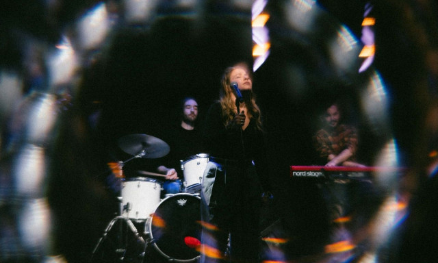 Ιουλία Καραπατάκη: Ακούστε το καινούριο της τραγούδι «Υπάρχει ένας δρόμος»